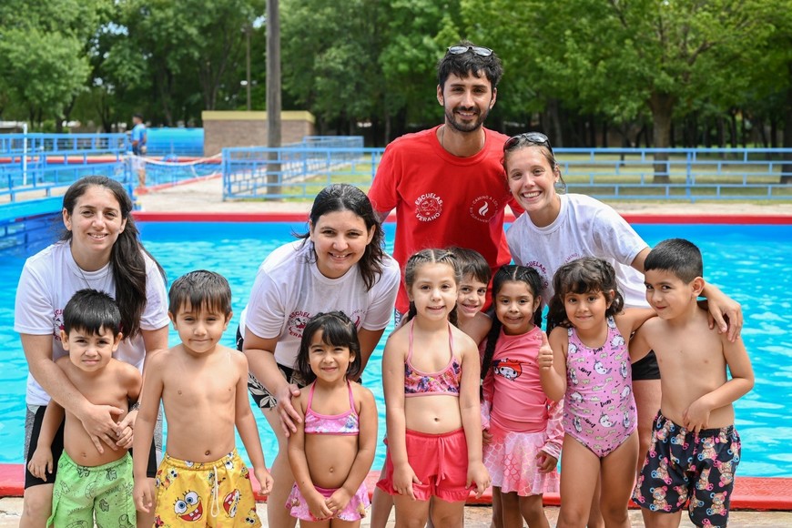 La propuesta impulsada por el Municipio y la Provincia ofrece actividades recreativas y educativas para niños y niñas de 4 a 12 años durante el receso escolar.