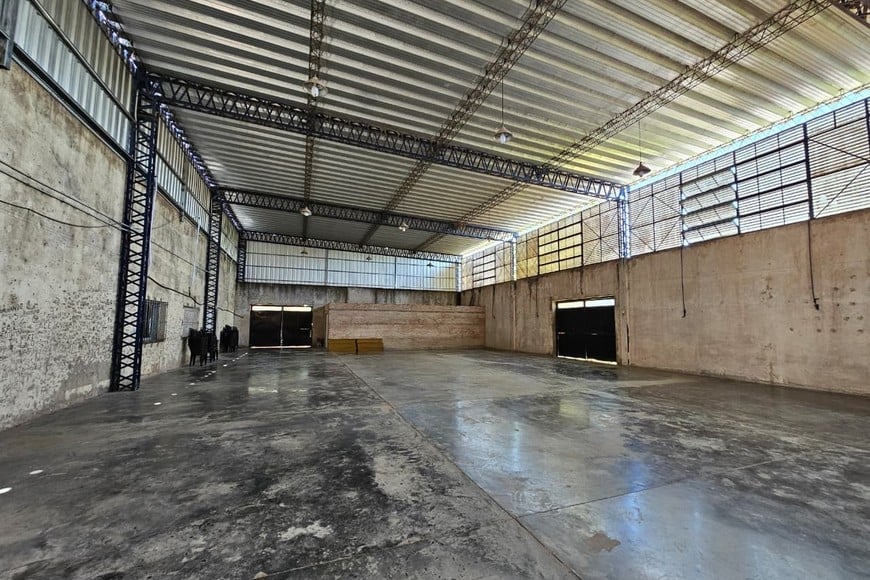 El cerramiento del SUM de la Escuela 431 y la instalación de un nuevo transformador para la instalación de equipos de aire acondicionado en la Escuela Normal.