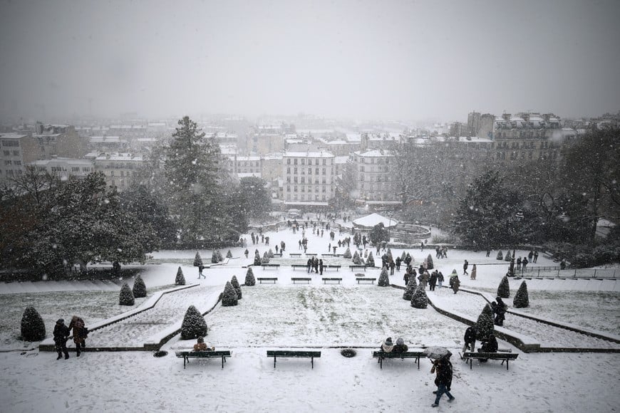 View of the snow-covered garden near the Sacre Coeur Basilica at the Butte Montmartre in Paris as winter weather with snow and cold temperatures hits a large part of the country, France, January 5, 2026. REUTERS/Sarah Meyssonnier