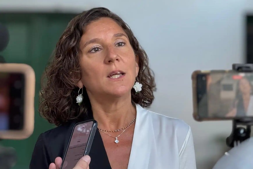 La altura de los pastizales impide leer los letreros viales.