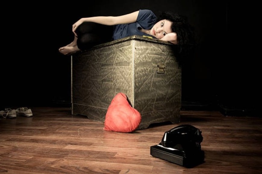 La intimidad, antes refugio de lo incondicional, se convierte así en un campo de inversión y de riesgo, donde el "fracaso" de una relación se percibe no como una pérdida humana, sino como un mal cálculo dentro de una lógica mercantil.