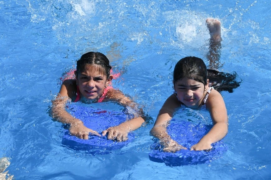 La propuesta impulsada por el Municipio y la Provincia ofrece actividades recreativas y educativas para niños y niñas de 4 a 12 años durante el receso escolar.