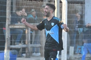 Carlos Bogao. El "10" que se destaca en Ciclón Racing. Uno de los grandes que hace historia. Crédito: Gentileza.