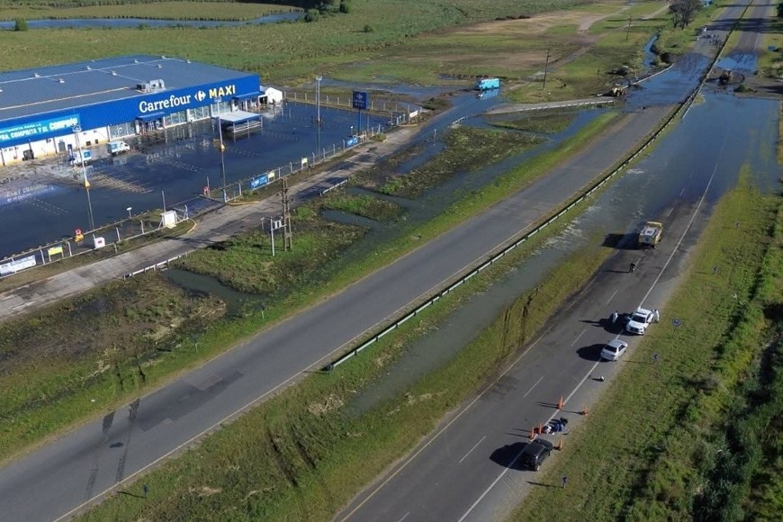 Un hipermercado debió cerrar por el impacto de los efluentes cloacales.
