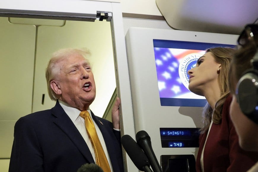 U.S. President Donald Trump speaks to reporters aboard Air Force One en route from Florida to Joint Base Andrews, Maryland, U.S., January 4, 2026. REUTERS/Jonathan Ernst