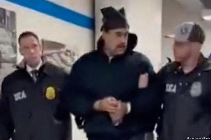 Agentes de la Administración para el Control de Drogas -DEA por su sigla en inglés- acompañan al ahora ex presidente de Venezuela, Nicolás Maduro, en sus primeros pasos dentro del Centro de Detención Metropolitano de Brooklyn (Nueva York), una prisión de alta seguridad, antes de comparecer ante la justicia federal de Estados Unidos.