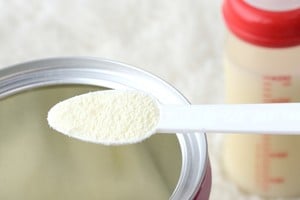 Anmat ordenó el retiro preventivo de varios lotes de leches por la posible presencia de una peligrosa bacteria.