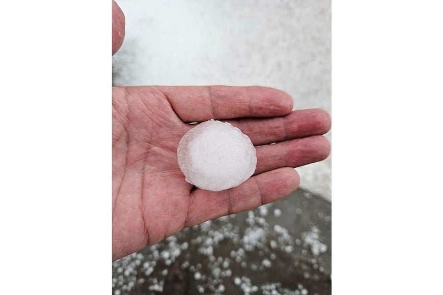 Usuarios de redes sociales compartieron fotos y videos de la granizada.