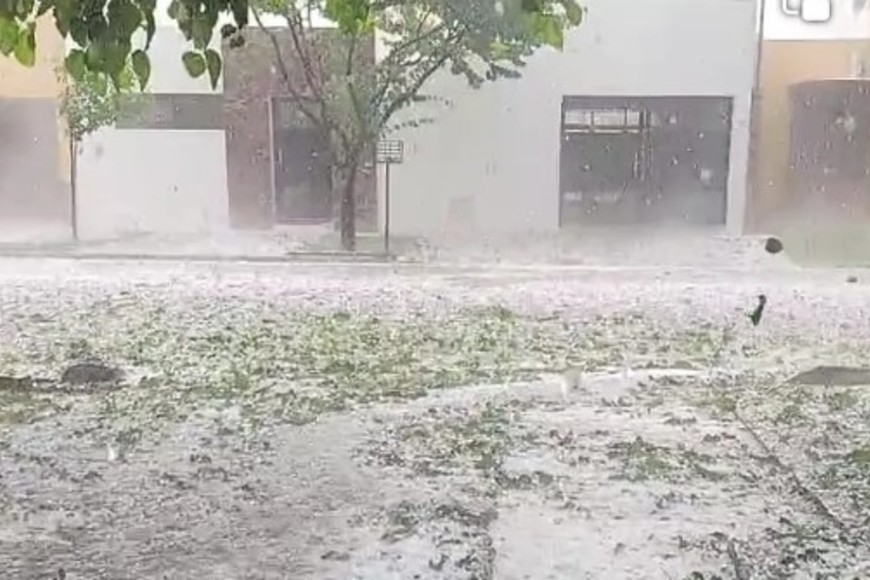 Usuarios de redes sociales compartieron fotos y videos de la granizada.
