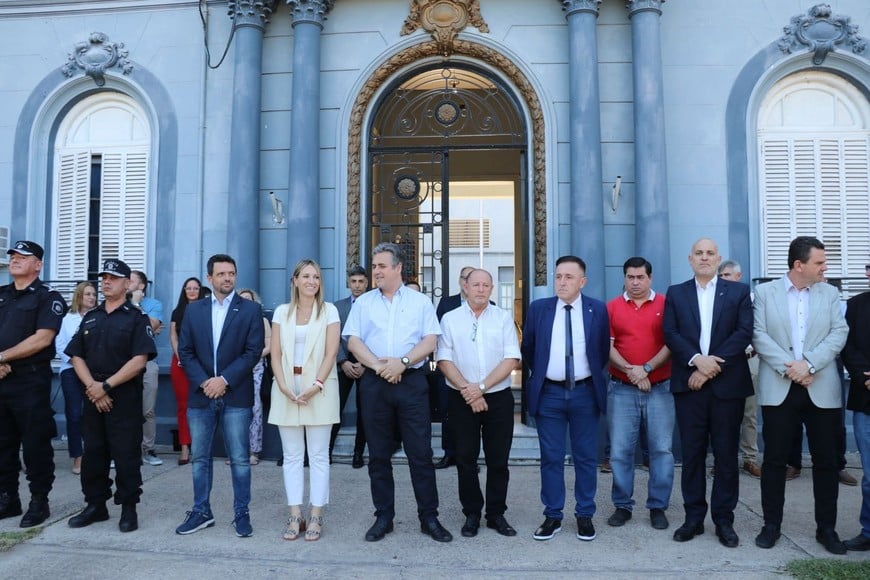 La altura de los pastizales impide leer los letreros viales.