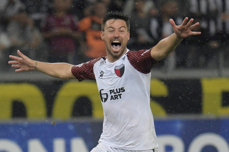 Soccer Football - Copa Sudamericana - Semifinal - Second Leg - Atletico Mineiro v Colon de Santa Fe - Mineirao Stadium, Belo Horizonte, Brazil - September 26, 2019   Colon de Santa Fe's Federico Lertora celebrates winning the penalty shootout    REUTERS/Washington Alves