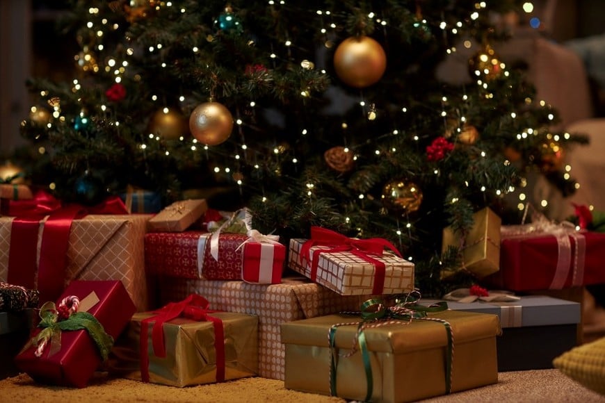 El desarme del árbol simboliza el final del tiempo navideño y el regreso a la rutina.