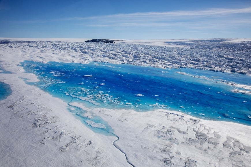 Meltwater pools are seen on top of the Helheim glacier near Tasiilaq, Greenland, June 19, 2018. REUTERS/Lucas Jackson  SEARCH "JACKSON GREENLAND" FOR THIS STORY. SEARCH "WIDER IMAGE" FOR ALL STORIES. groenlandia  derretimiento glaciar en groenlandia efectos calentamiento global cambio climatico deshielo derretimiento glaciares