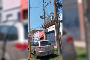 El auto estorba el trabajo de los operarios.