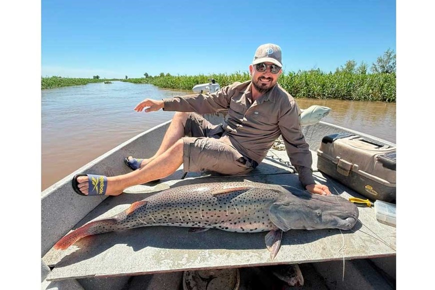 El pescador con su logro.