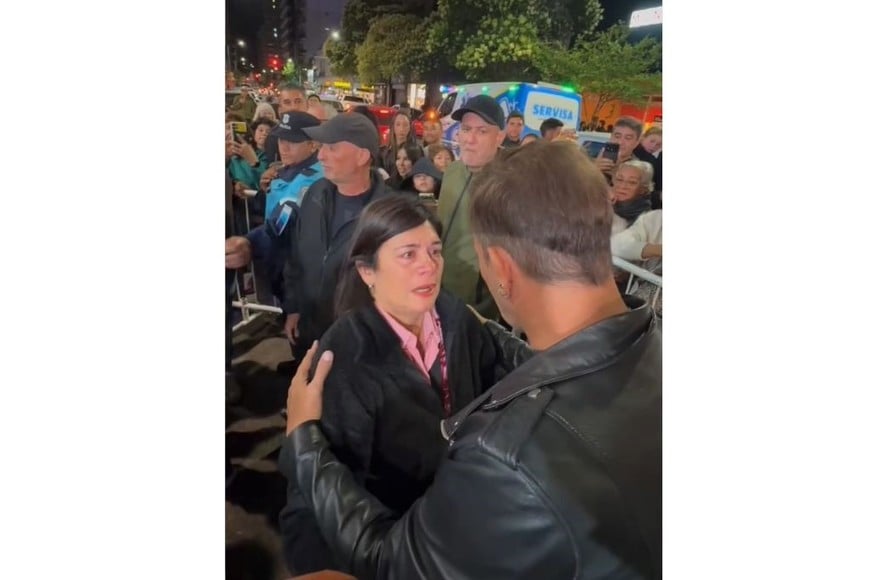 Emotivo abrazo de Martín Bossi con una fanática