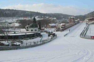 El circuito de Spa-Francorchamps, cubierto de nieve tras una ola polar en Europa