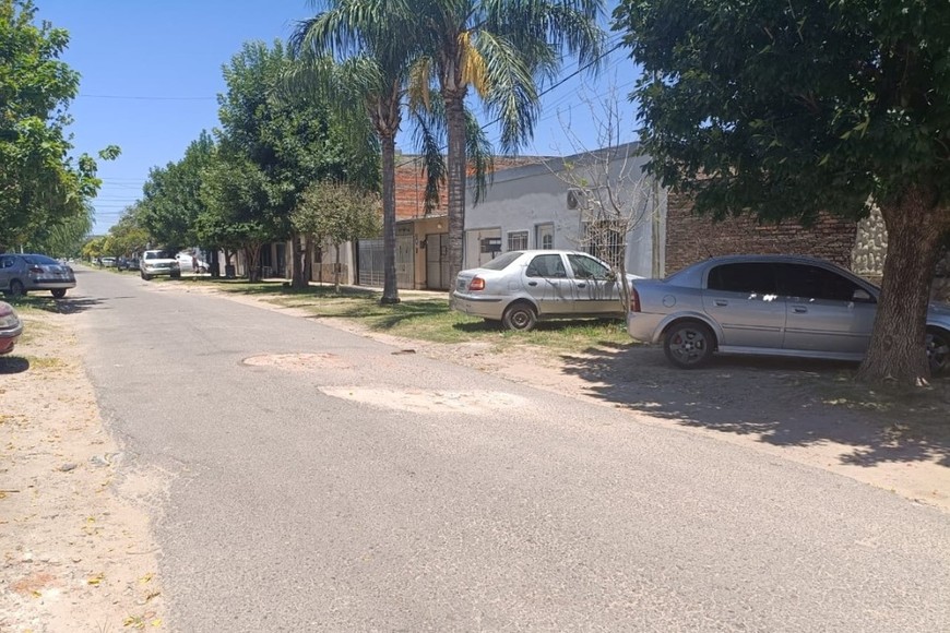 La calle del barrio presenta un fuerte deterioro y carece de cordón cuneta.