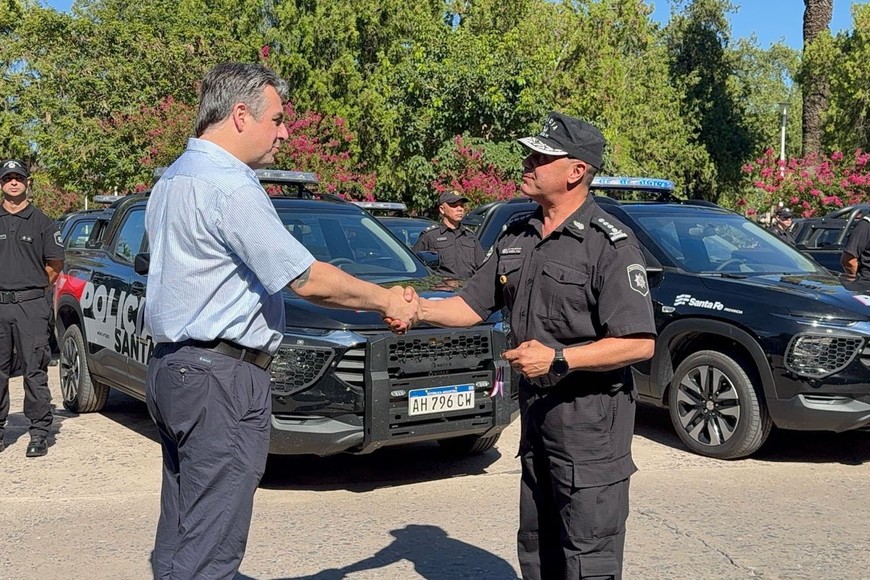 La altura de los pastizales impide leer los letreros viales.