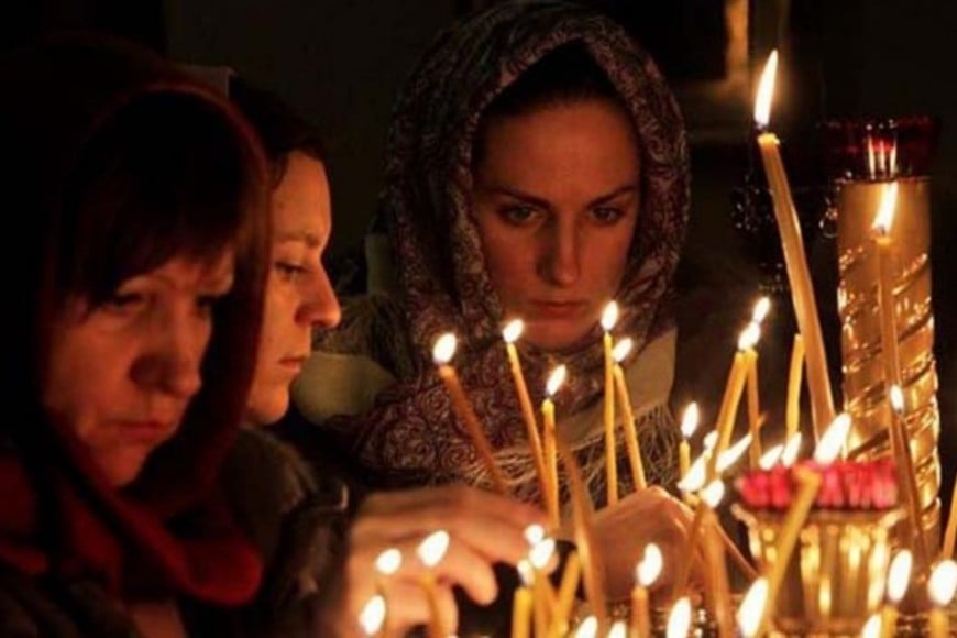 Los fieles asisten a misa el 7 de enero y participan de celebraciones.