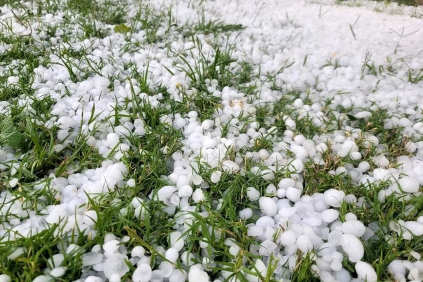 Usuarios de redes sociales compartieron fotos y videos de la granizada.