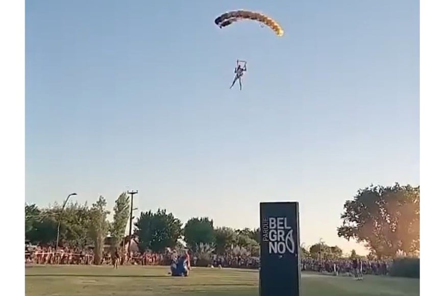 El hombre desvió su trayectoria para evitar al público y terminó impactando contra el suelo.