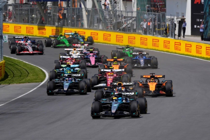 Formula One F1 - Canadian Grand Prix - Circuit Gilles Villeneuve, Montreal, Quebec, Canada - June 15, 2025
Mercedes' George Russell leads into the first corner at the start of the race REUTERS/Mathieu Belanger