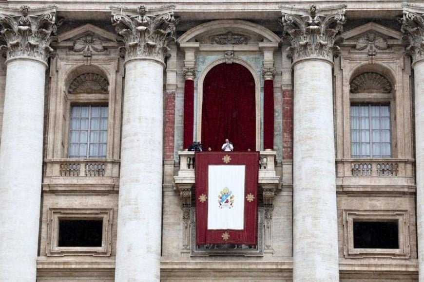 Desde el balcón central, el Pontífice rezó el Ángelus y llamó a construir paz, equidad y esperanza.