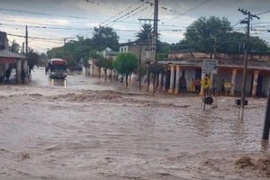 Intensas precipitaciones provocaron desbordes y anegamientos en Salta.