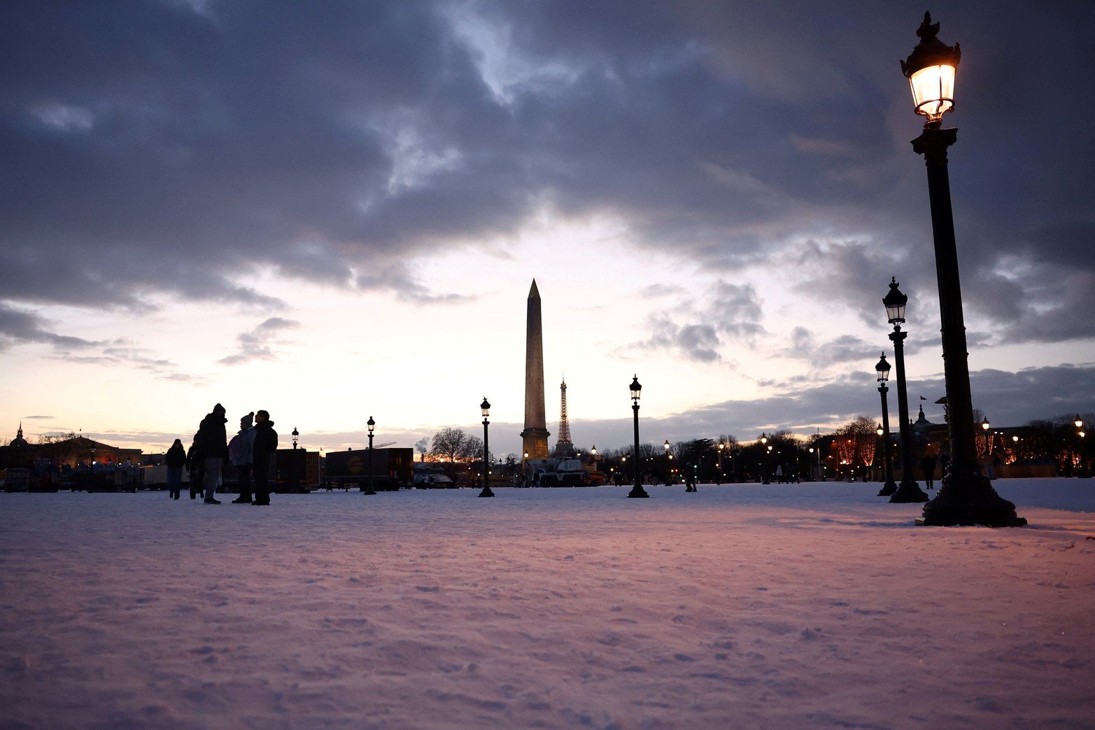 La Plaza de la Concordia cubierta de un manto blanco.