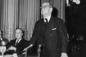 Capdevila en una conferencia. Detrás, Jorge Luis Borges. Foto: Archivo