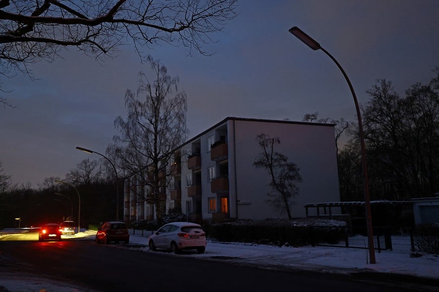 A car drives past an apartment block during a blackout, which left thousands of homes without power after a suspected arson attack at the Lichterfelde power plant in the Steglitz-Zehlendorf district in southern Berlin, Germany, January 6, 2026. REUTERS/Lisi Niesner