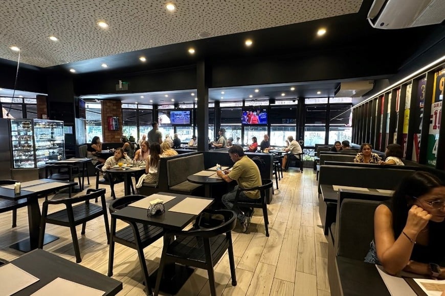 Elementos históricos del bar integrados a la nueva estética del lugar.