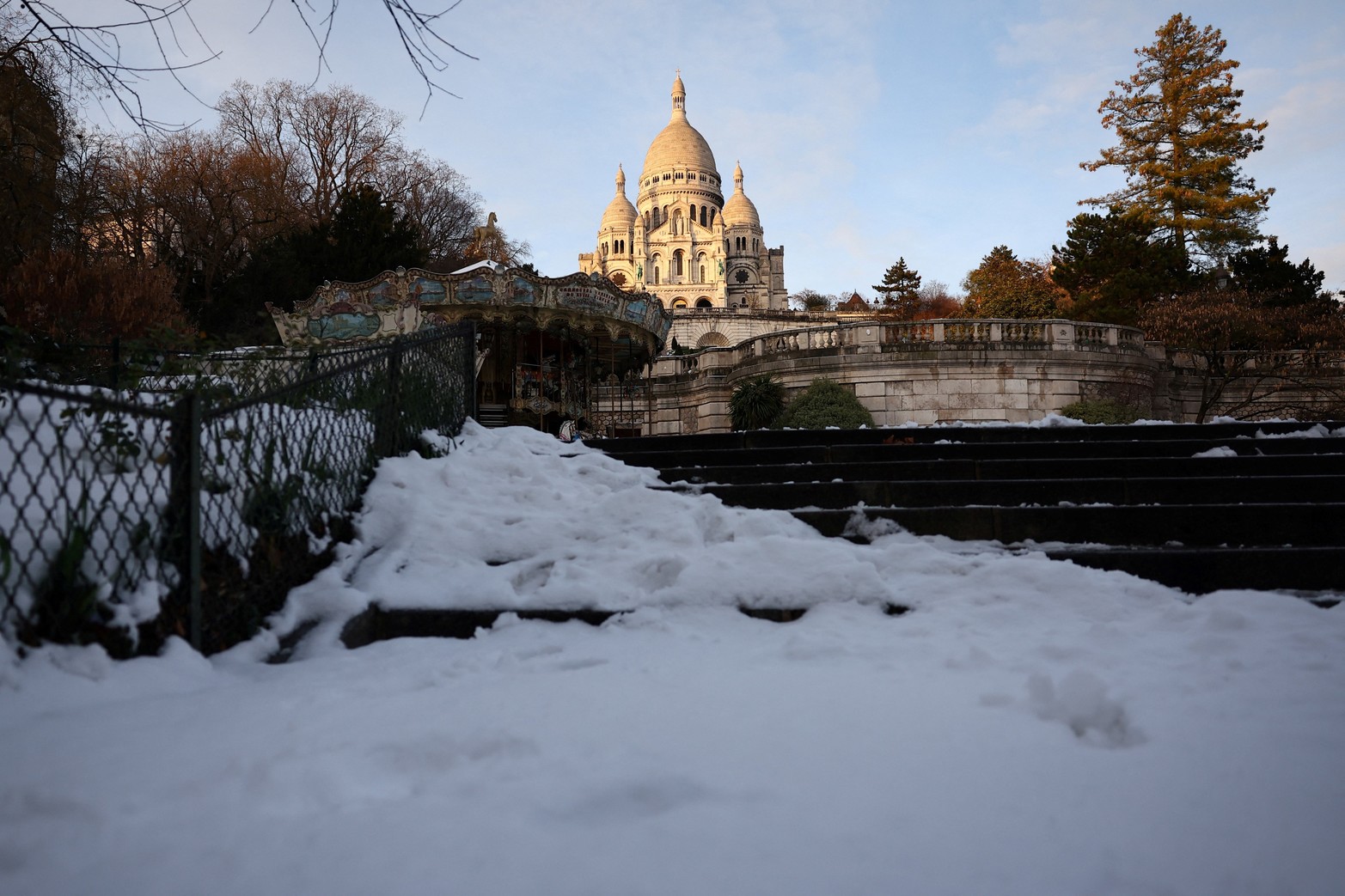 De fondo la iglesia Sagrado Corazón, uno de los puntos emblemáticos de París.