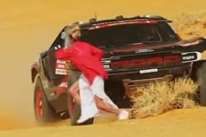 Escena de máximo riesgo en el Rally Dakar.