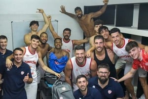 El festejo de los jugadores y el staff tatengue tras la victoria.