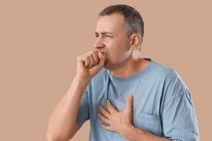 La tos es un reflejo natural que puede volverse persistente y molesto.