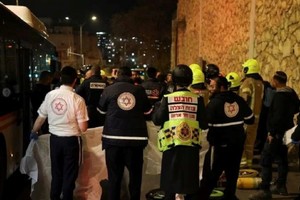 Un colectivo atropelló y pasó por encima a manifestantes en Jerusalén.