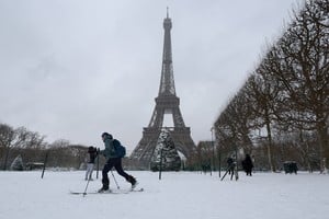 A woman skis on the snow-covered grounds near the Eiffel Tower in Paris as winter weather with snow and cold temperatures hits a part of the country, France, January 7, 2026. REUTERS/Gonzalo Fuentes TPX IMAGES OF THE DAY