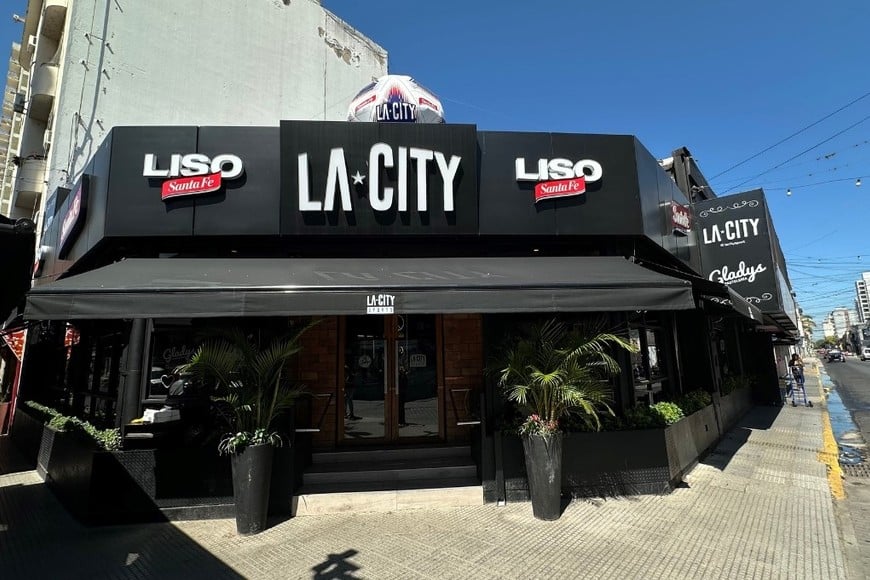Fachada renovada de La City en la histórica esquina de Rioja y San Martín.