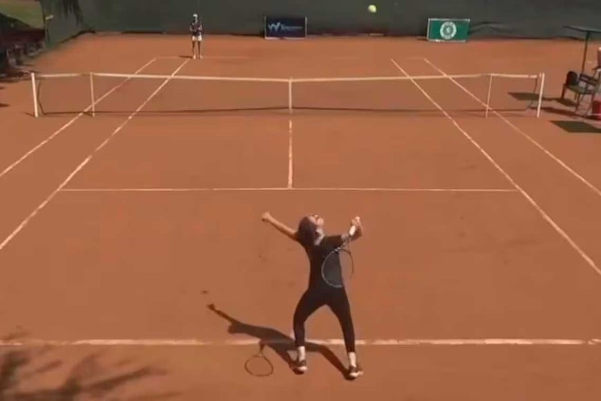 Movimientos desopilantes en un partido oficial.