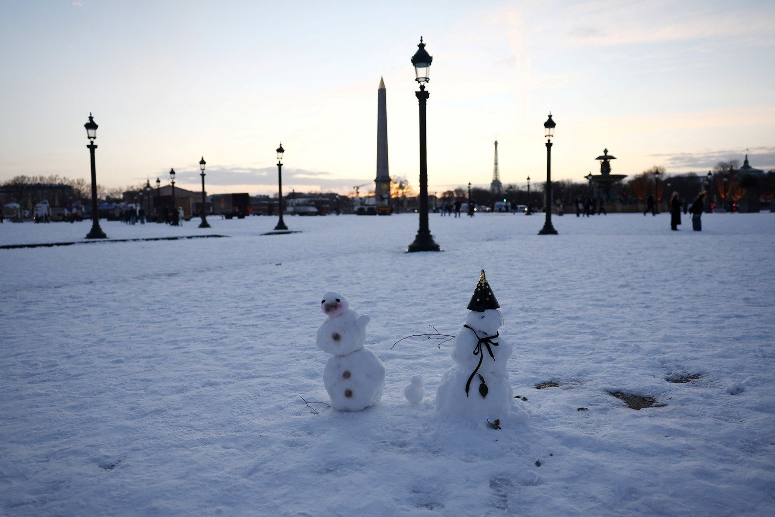 Los parisinos aprovechan para divertirse al aire libre.