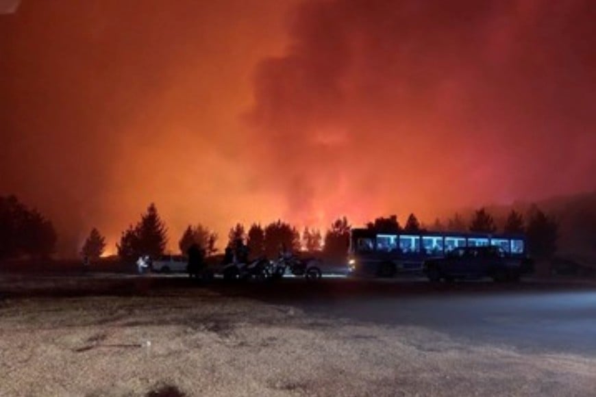 El Gobernador precisó que trabajan más de 100 personas en tareas logísticas.