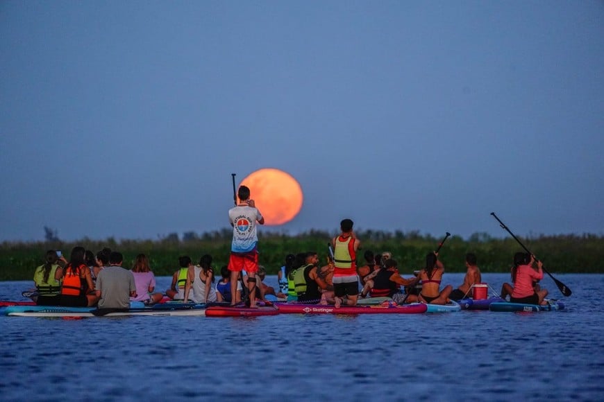 La luna llena acompañó una noche especial con kayaks y embarcacione en la laguna.