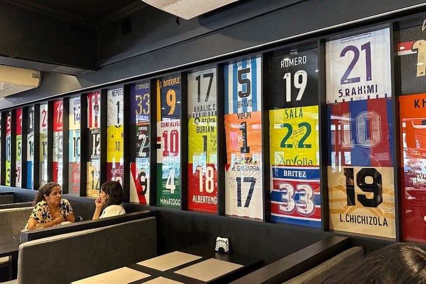 Postales del bar renovado durante los primeros días de reapertura.