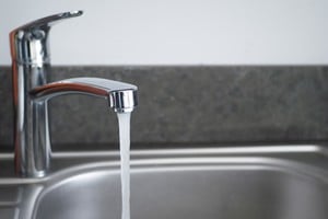 Assa redujo el caudal a morosos “pudientes” y la mitad pagó tras la sanción.