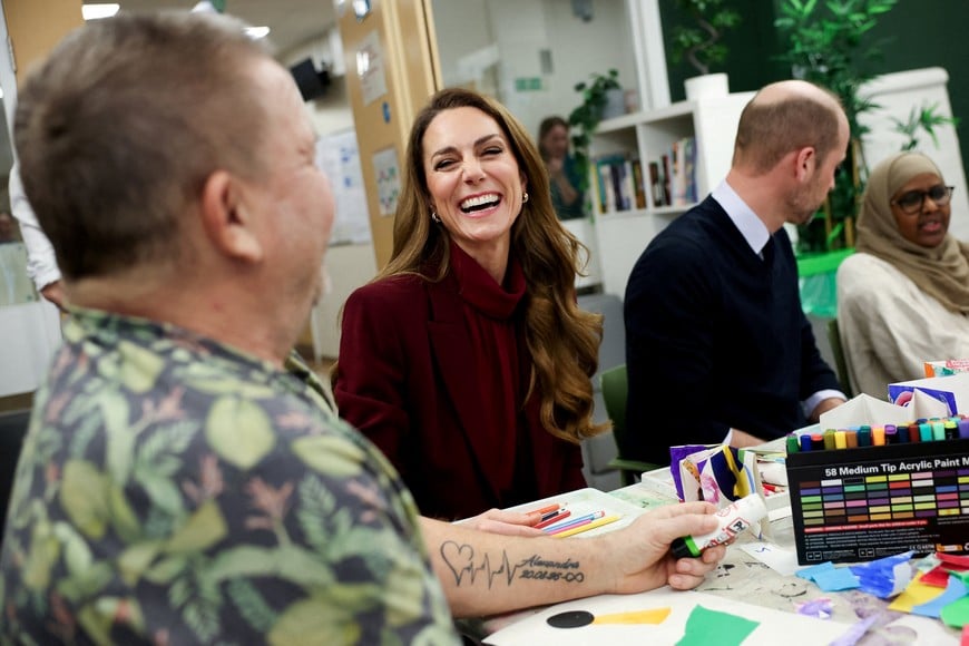 Britain's Catherine, Princess of Wales reacts as she speaks to a patient next to Prince William, Prince of Wales, during an arts workshop at Charing Cross Hospital, in London, Britain, January 8, 2026. REUTERS/Isabel Infantes/Pool
     TPX IMAGES OF THE DAY