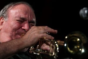 Fernández en la “Noche de los maestros”, compartida con otras figuras de la música, en el XIII Festival de Jazz de Santa Fe (2010); esa visita fue la registrada por Raúl Beceyro para el documental “Fats”. Foto: Archivo El Litoral / Pablo Aguirre