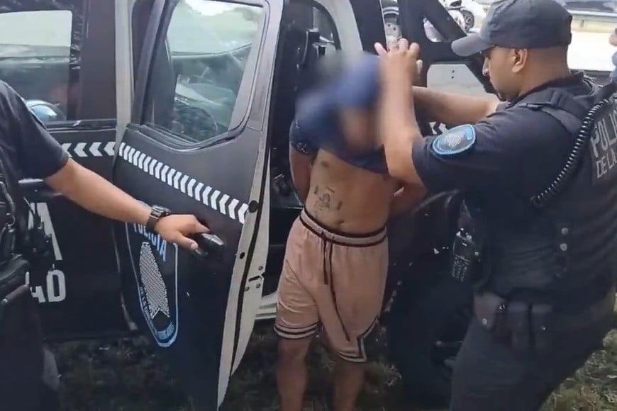 Los dos jóvenes quedaron detenidos a un costado de la autopista.