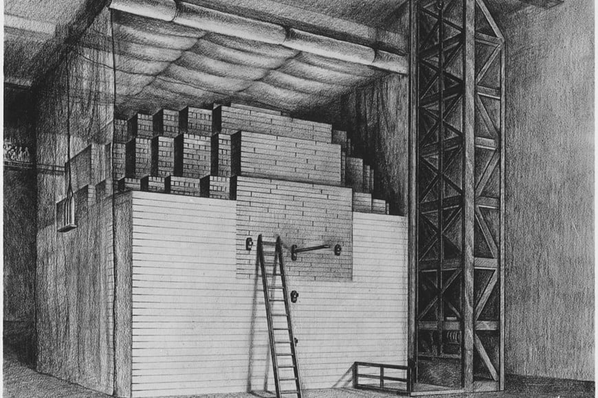 Ilustración del Chicago Pile-1, primer reactor nuclear en conseguir una reacción en cadena autosostenida. Diseñado por Enrico Fermi, consistía en uranio y óxido de uranio en un recipiente cúbico con grafito incrustado.